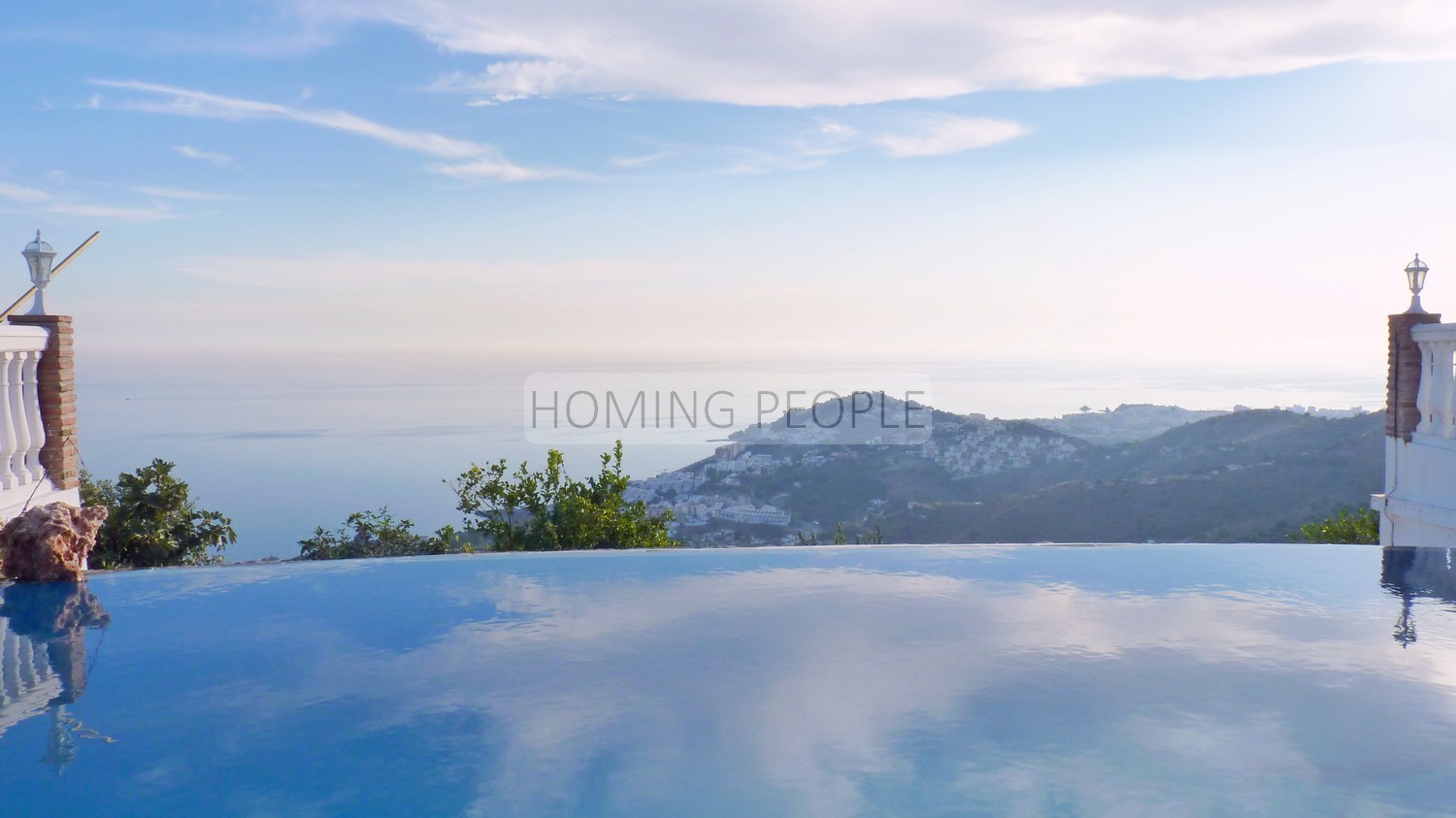 Tres casas de campo, con piscina, vistas de infarto y buen acceso !