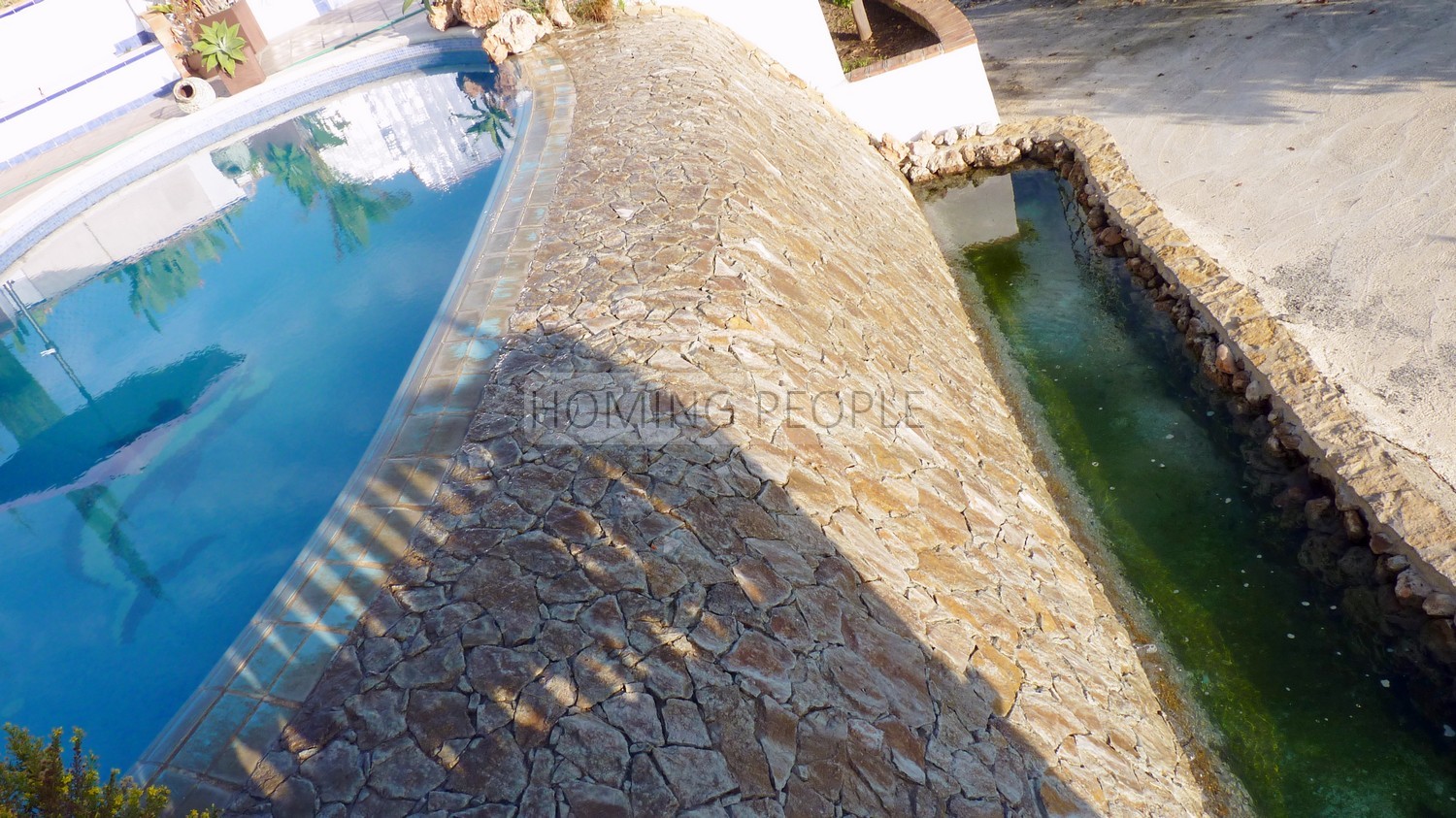 Tres casas de campo, con piscina, vistas de infarto y buen acceso !