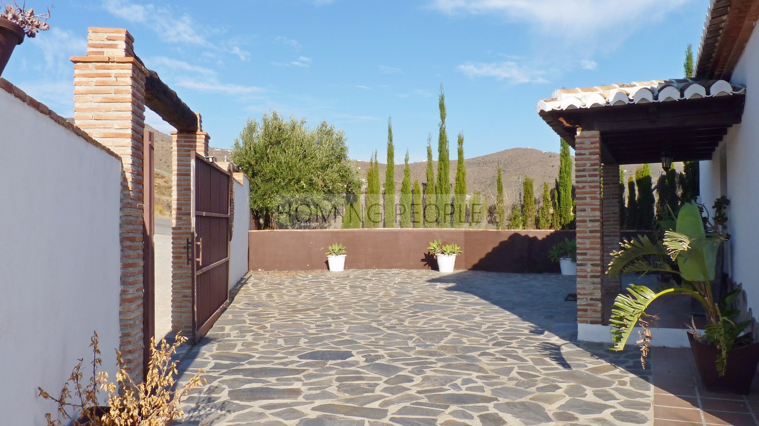 Tres casas de campo, con piscina, vistas de infarto y buen acceso !