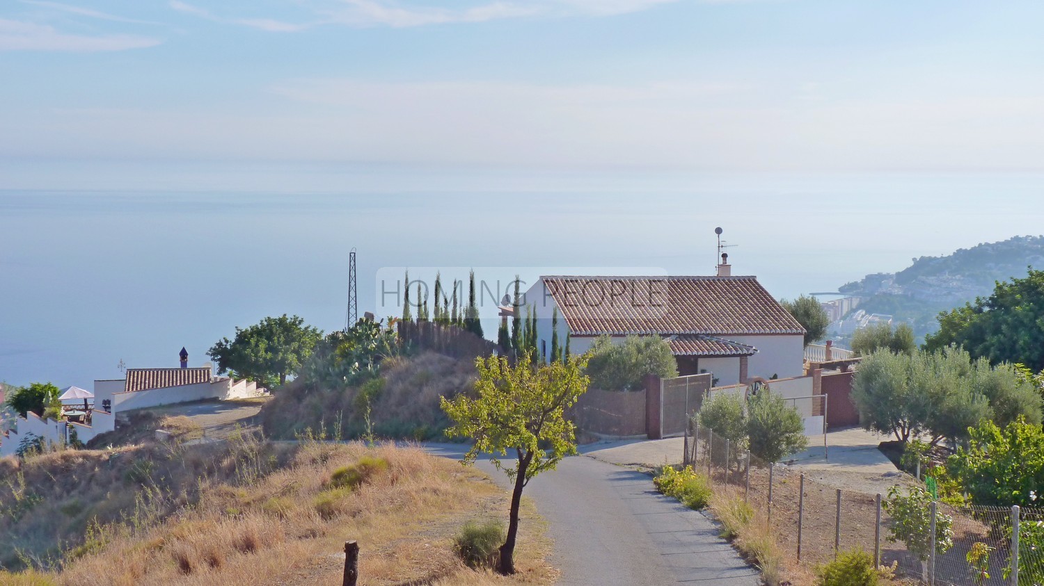 Tres casas de campo, con piscina, vistas de infarto y buen acceso !
