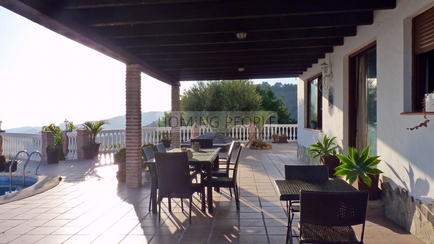 Villa de campagne avec piscine et maison d'hôtes. Vues à couper le souffle et bon accès !