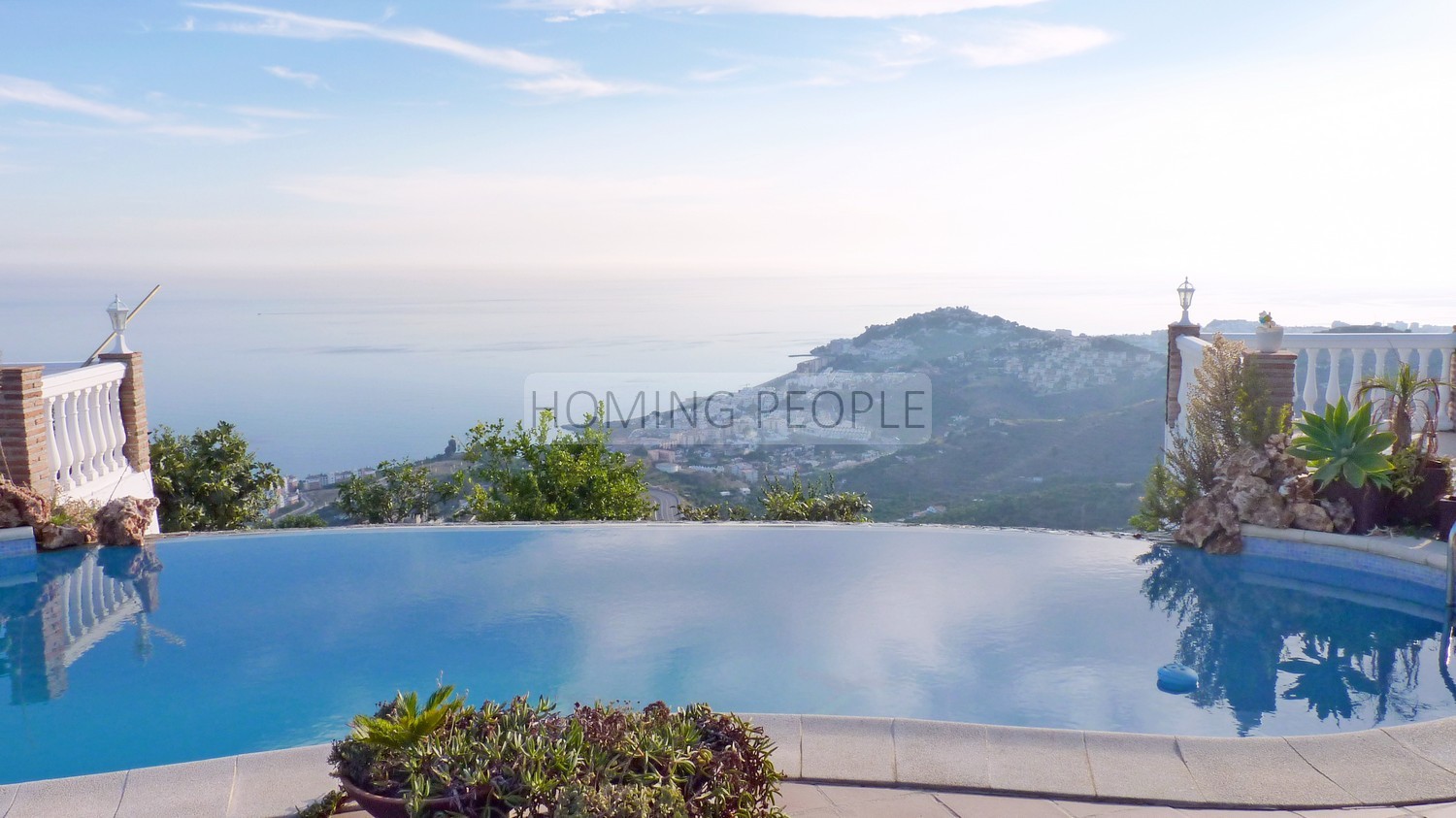 Tres casas de campo, con piscina, vistas de infarto y buen acceso !