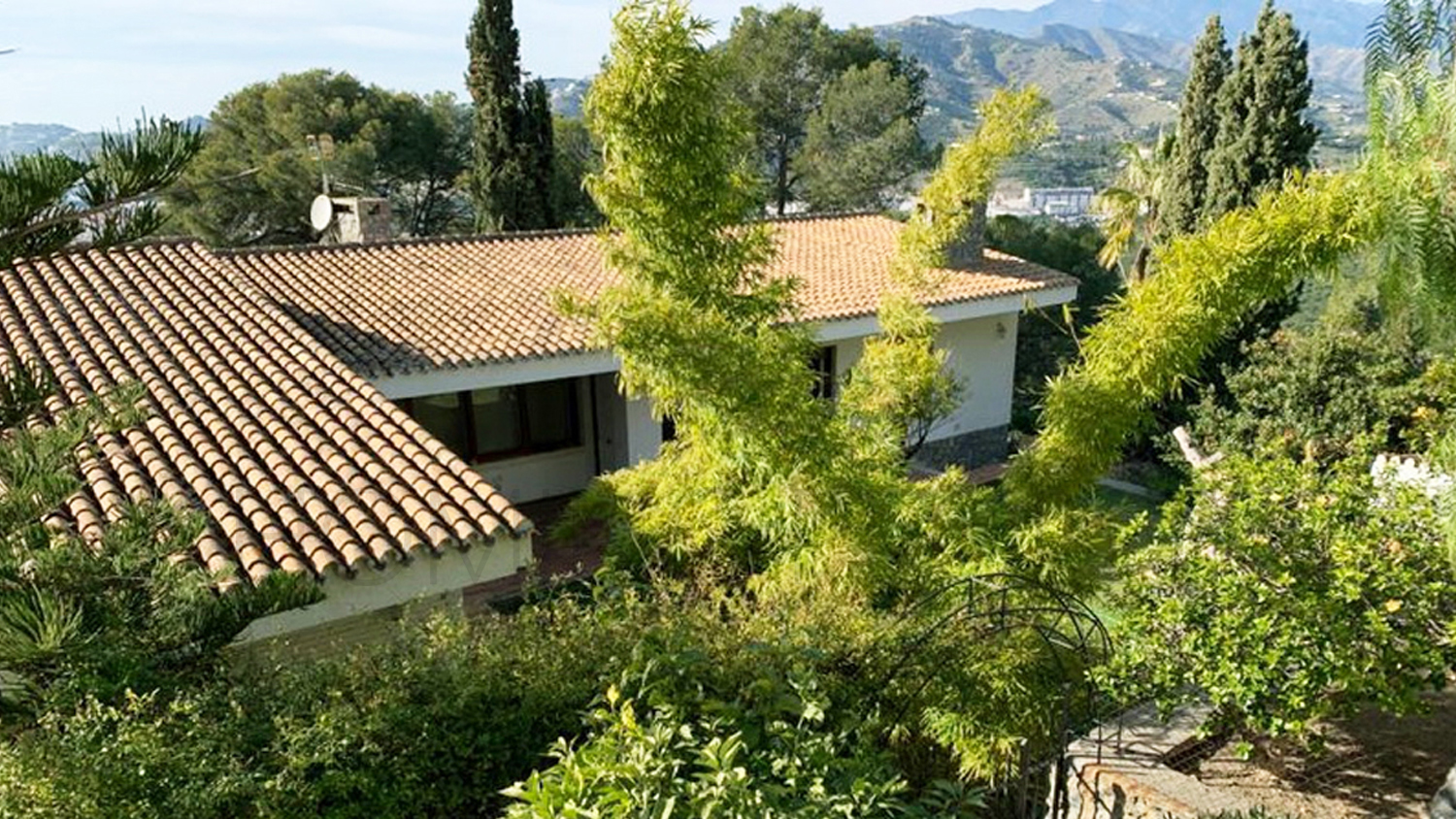 Chalet en Los Pinos con vistas al mar y extensos jardines