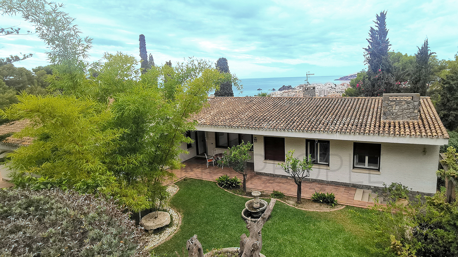 Chalet en Los Pinos con vistas al mar y extensos jardines
