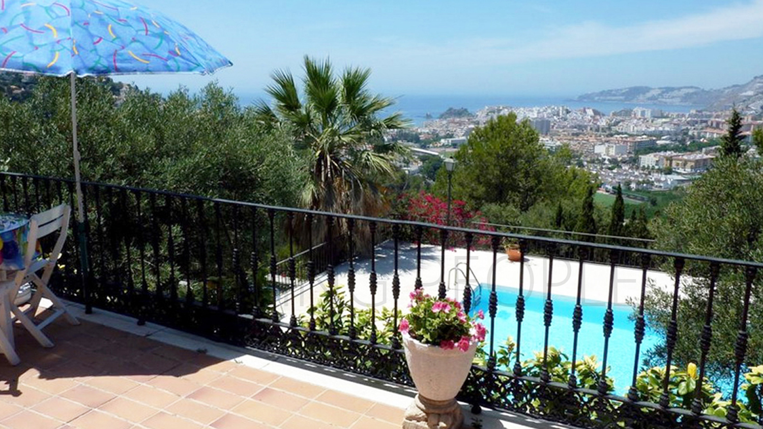 Chalet en Los Pinos con vistas al mar y extensos jardines