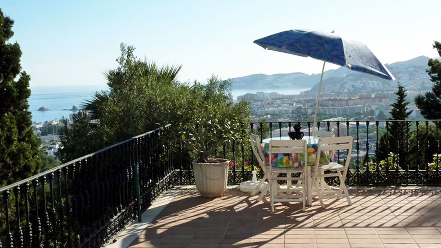 Villa à Los Pinos, avec de vastes jardins et de splendides vues sur la ville et la mer !