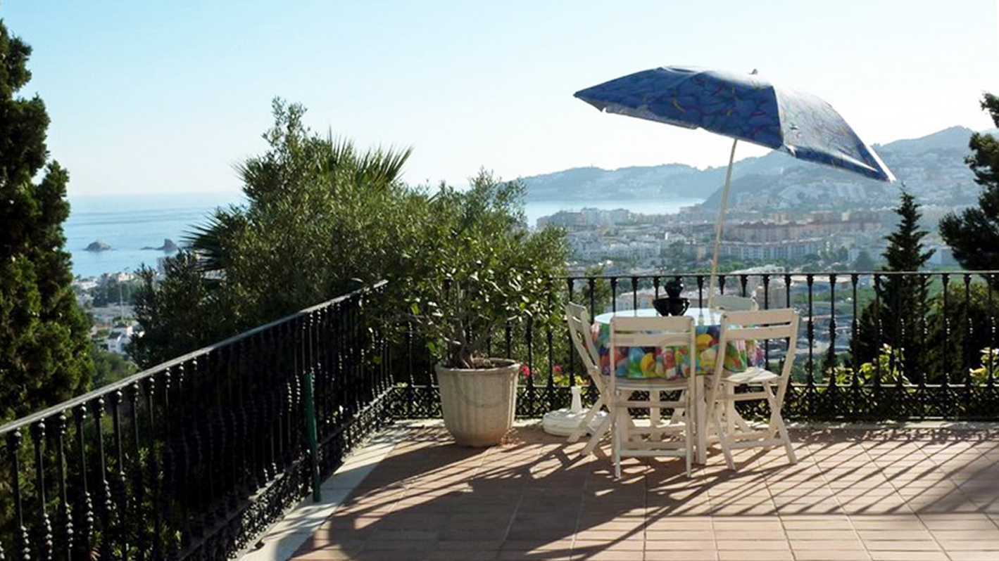 Chalet en Los Pinos con vistas al mar y extensos jardines