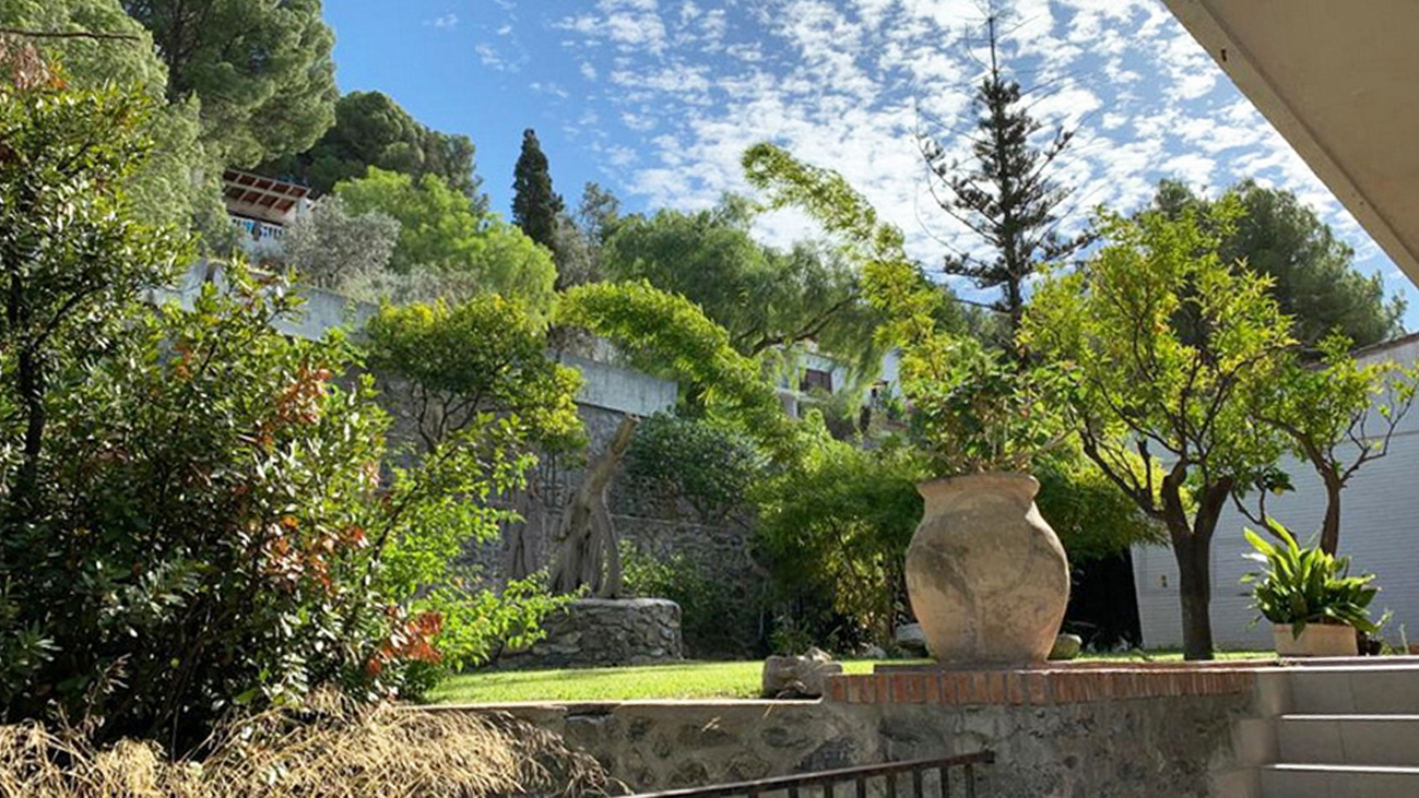 Chalet en Los Pinos con vistas al mar y extensos jardines
