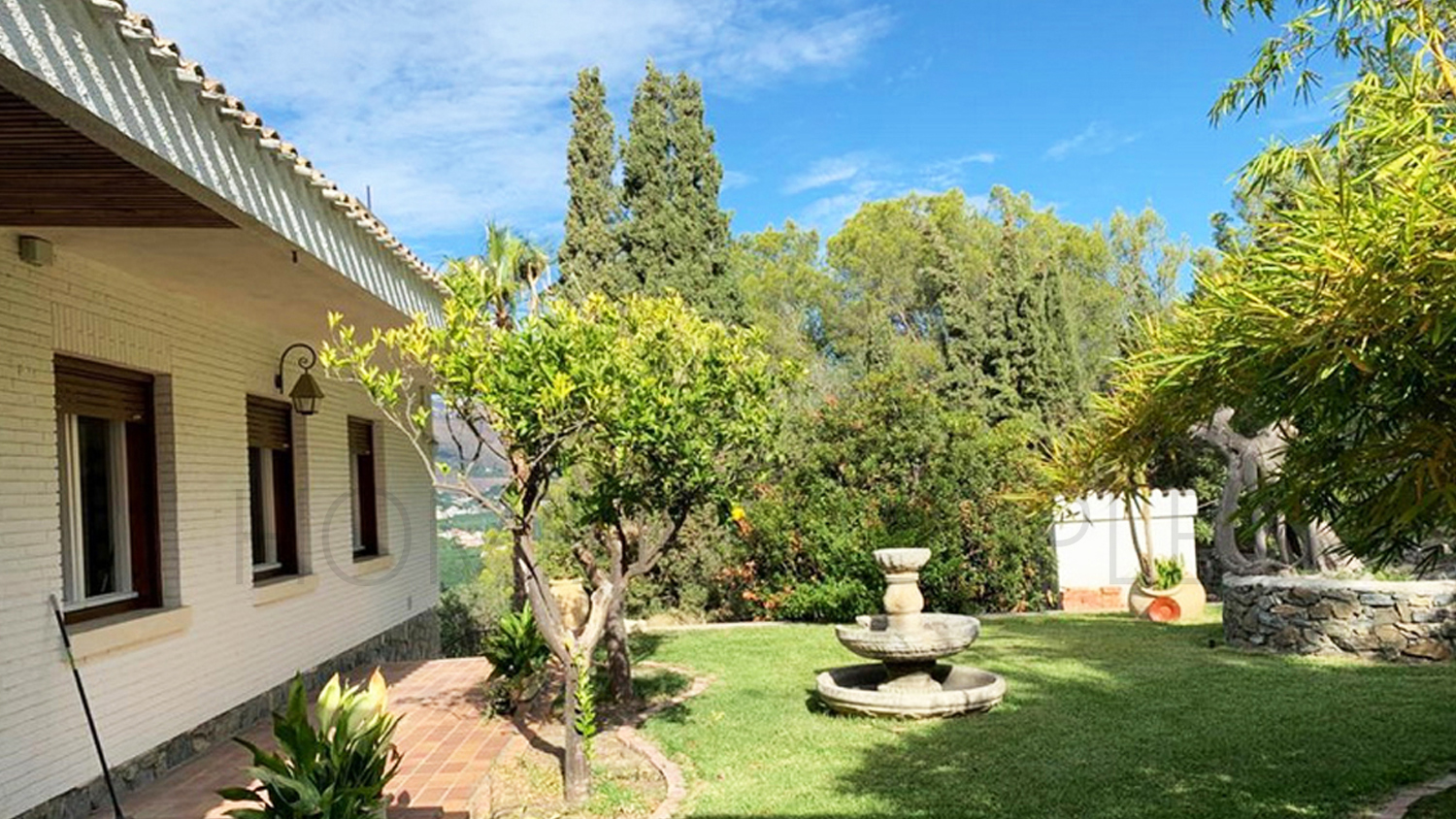 Chalet en Los Pinos con vistas al mar y extensos jardines