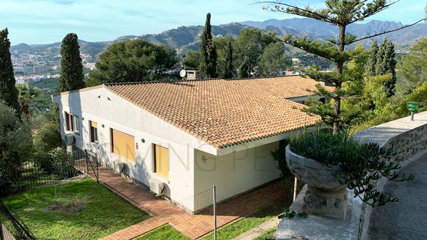Chalet en Los Pinos con vistas al mar y extensos jardines