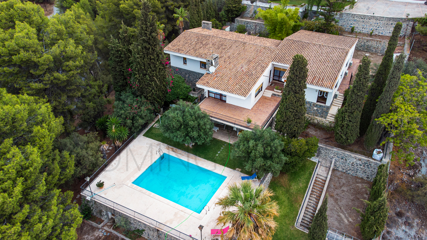 Villa à Los Pinos, avec de vastes jardins et de splendides vues sur la ville et la mer !
