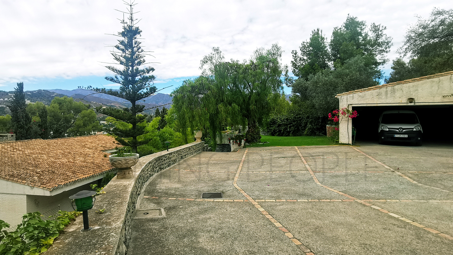 Chalet en Los Pinos con vistas al mar y extensos jardines