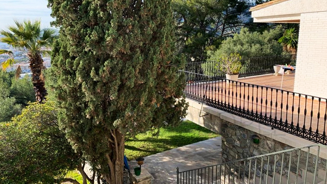 Chalet en Los Pinos con vistas al mar y extensos jardines