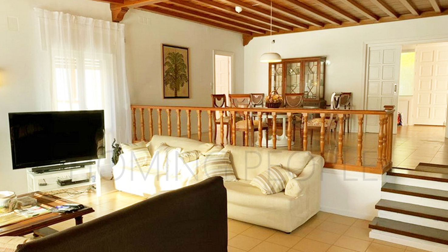 Chalet en Los Pinos con vistas al mar y extensos jardines
