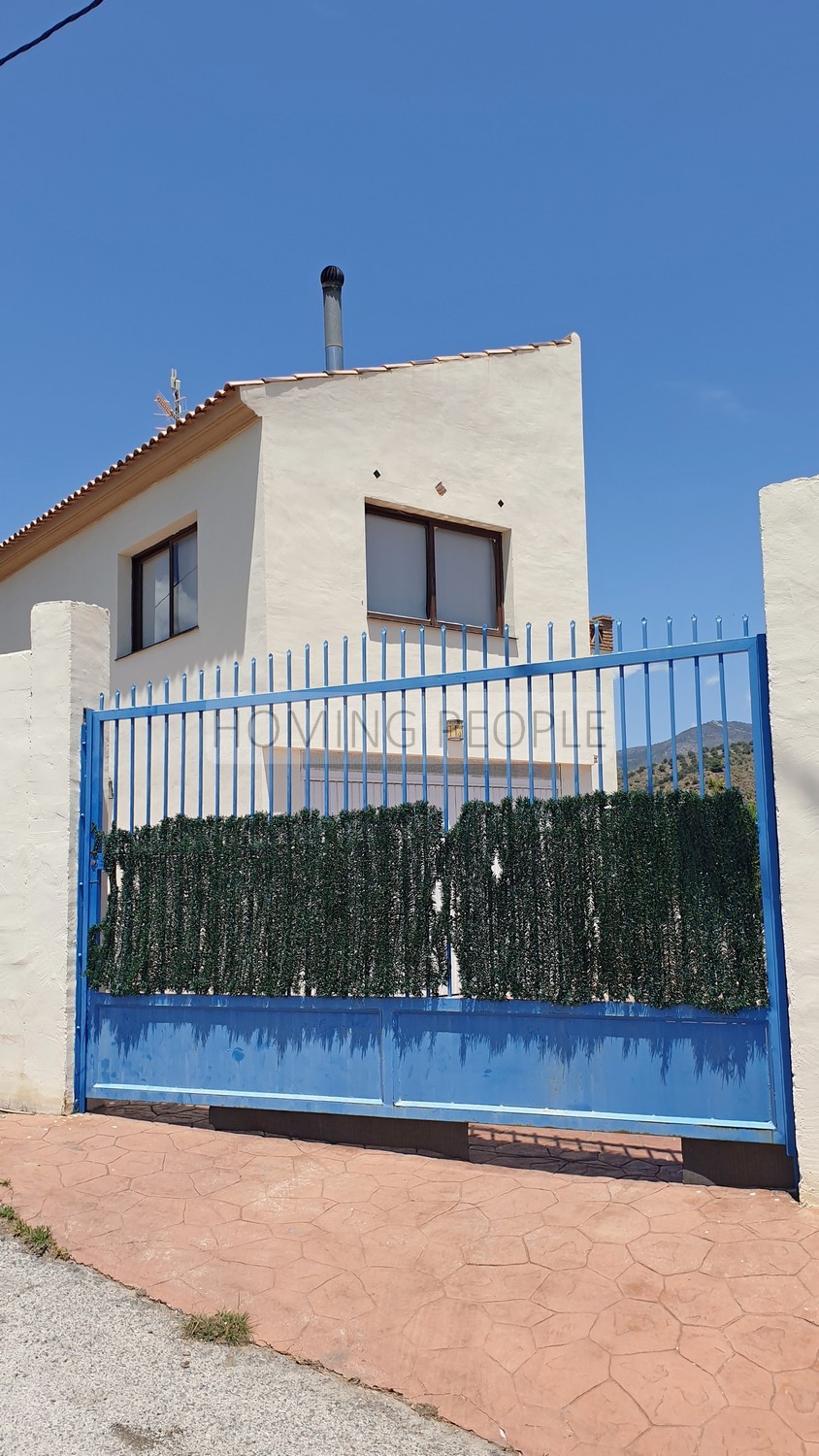 Grande maison de campagne dans un endroit rural isolé