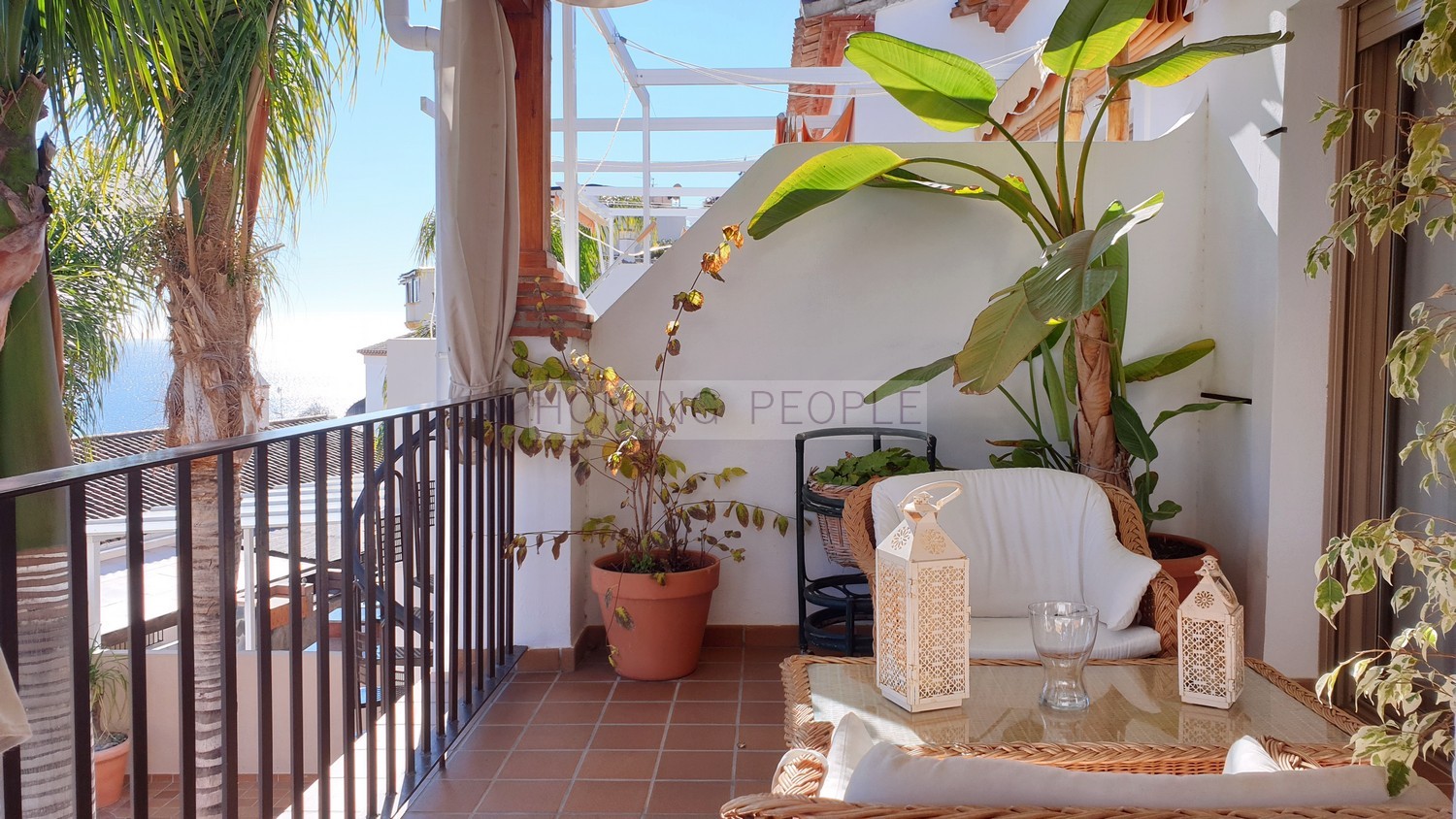Maison jumelée de qualité avec piscine privée et garage, dans un quartier résidentiel à 5 minutes du centre-ville et des plages