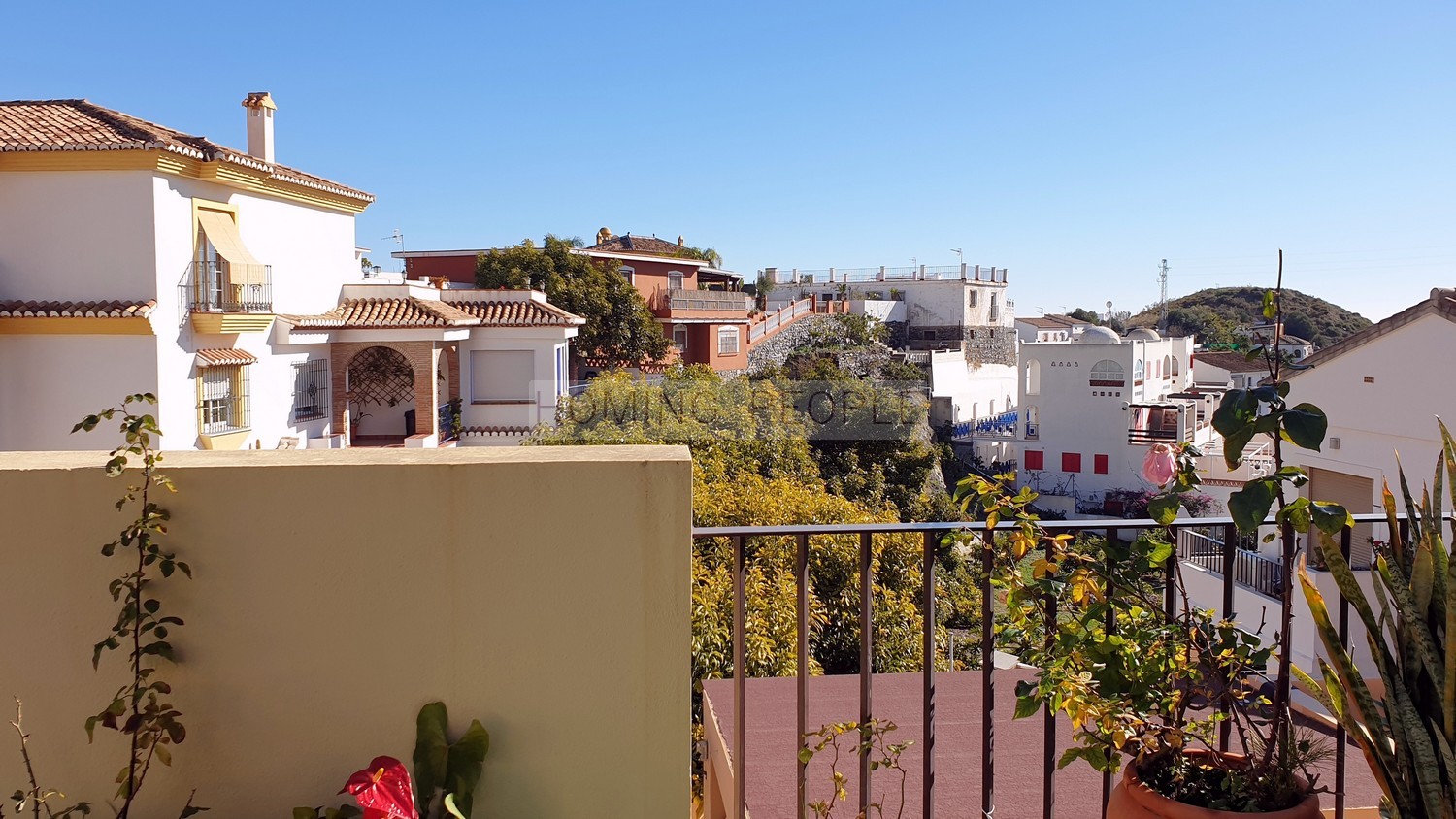 Maison jumelée de qualité avec piscine privée et garage, dans un quartier résidentiel à 5 minutes du centre-ville et des plages