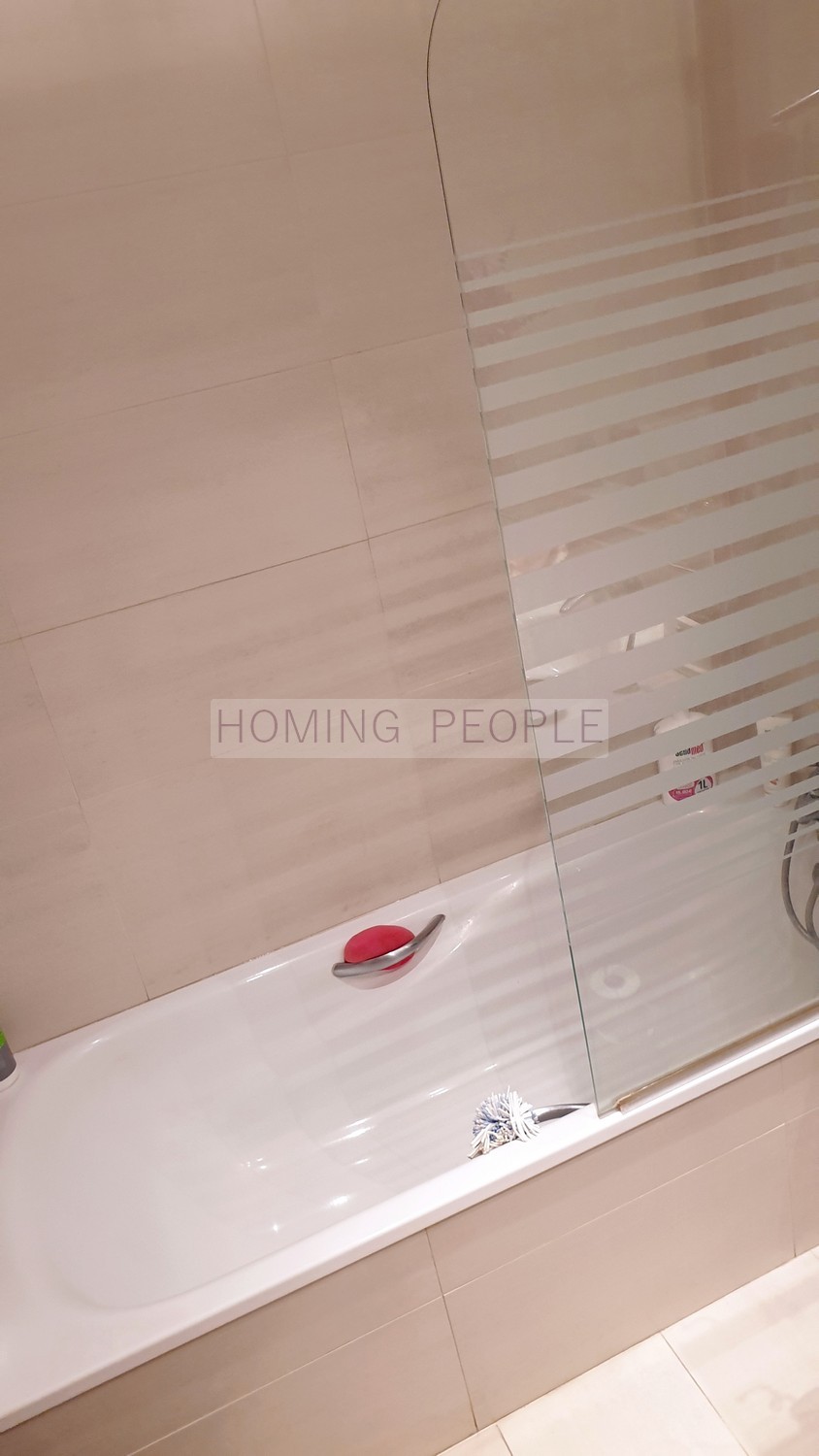 Maison jumelée de qualité avec piscine privée et garage, dans un quartier résidentiel à 5 minutes du centre-ville et des plages