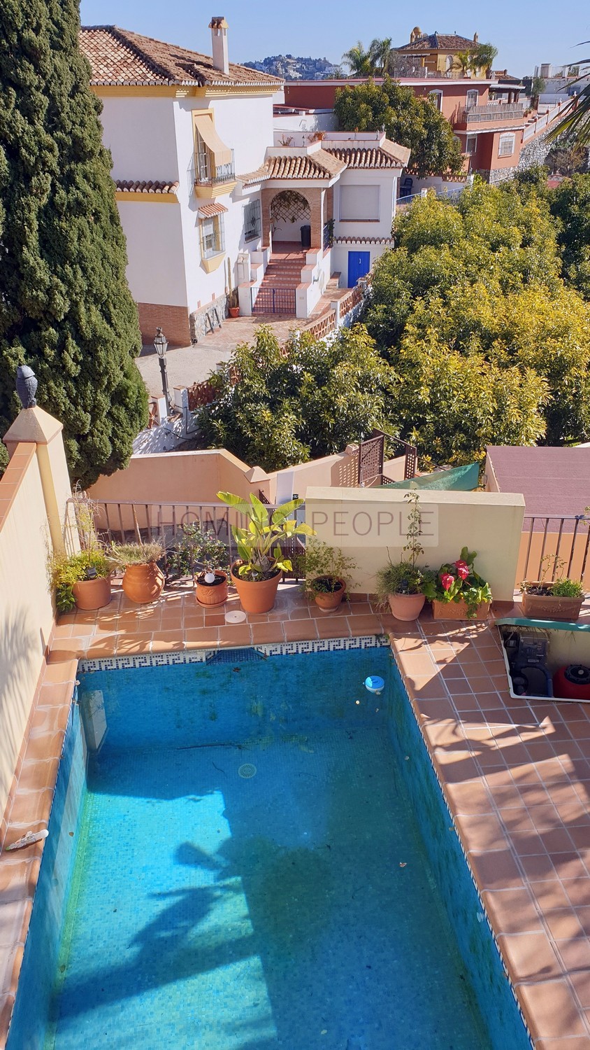 Maison jumelée de qualité avec piscine privée et garage, dans un quartier résidentiel à 5 minutes du centre-ville et des plages