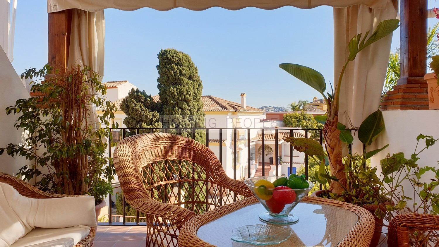 Maison jumelée de qualité avec piscine privée et garage, dans un quartier résidentiel à 5 minutes du centre-ville et des plages