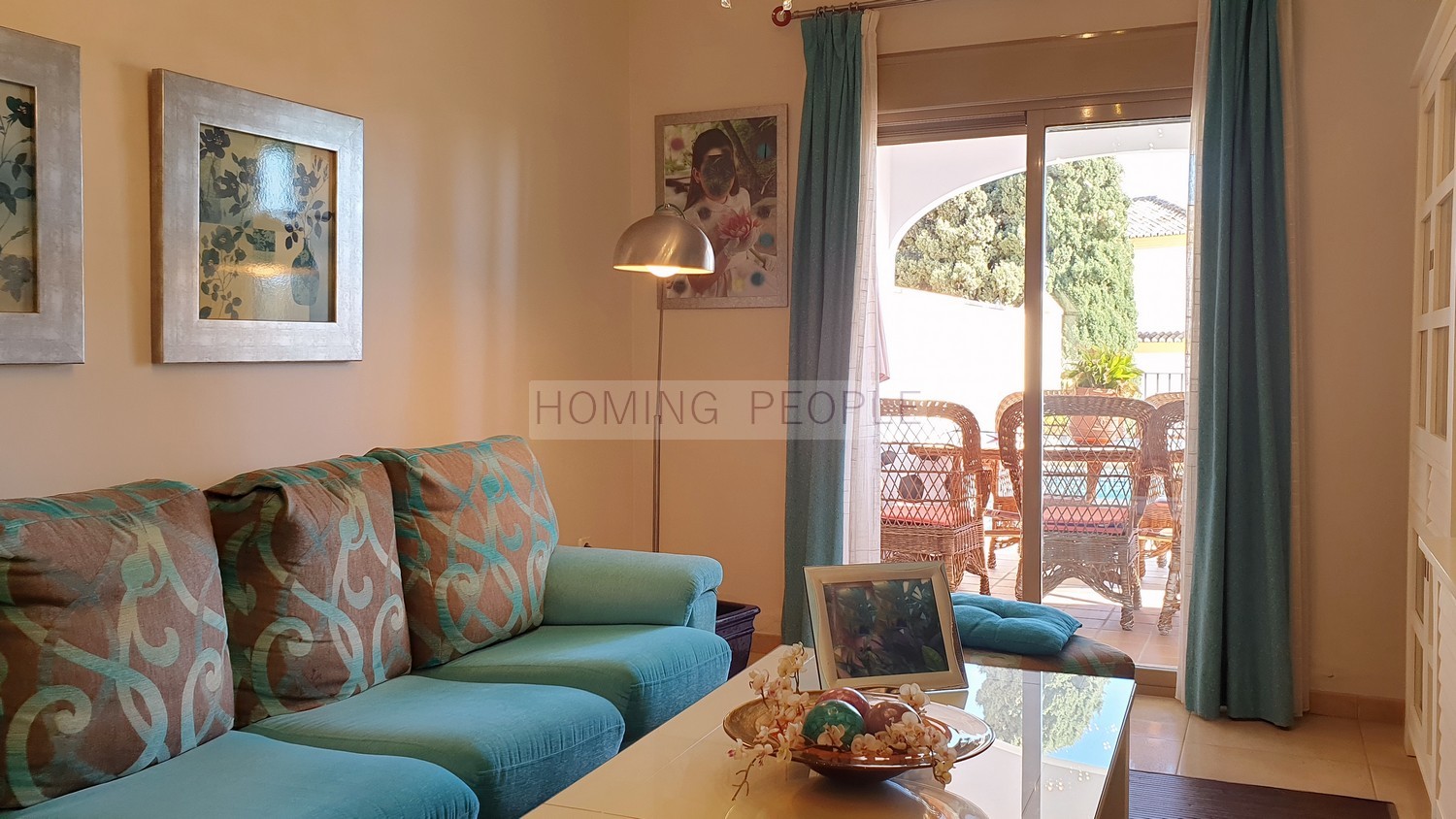 Maison jumelée de qualité avec piscine privée et garage, dans un quartier résidentiel à 5 minutes du centre-ville et des plages