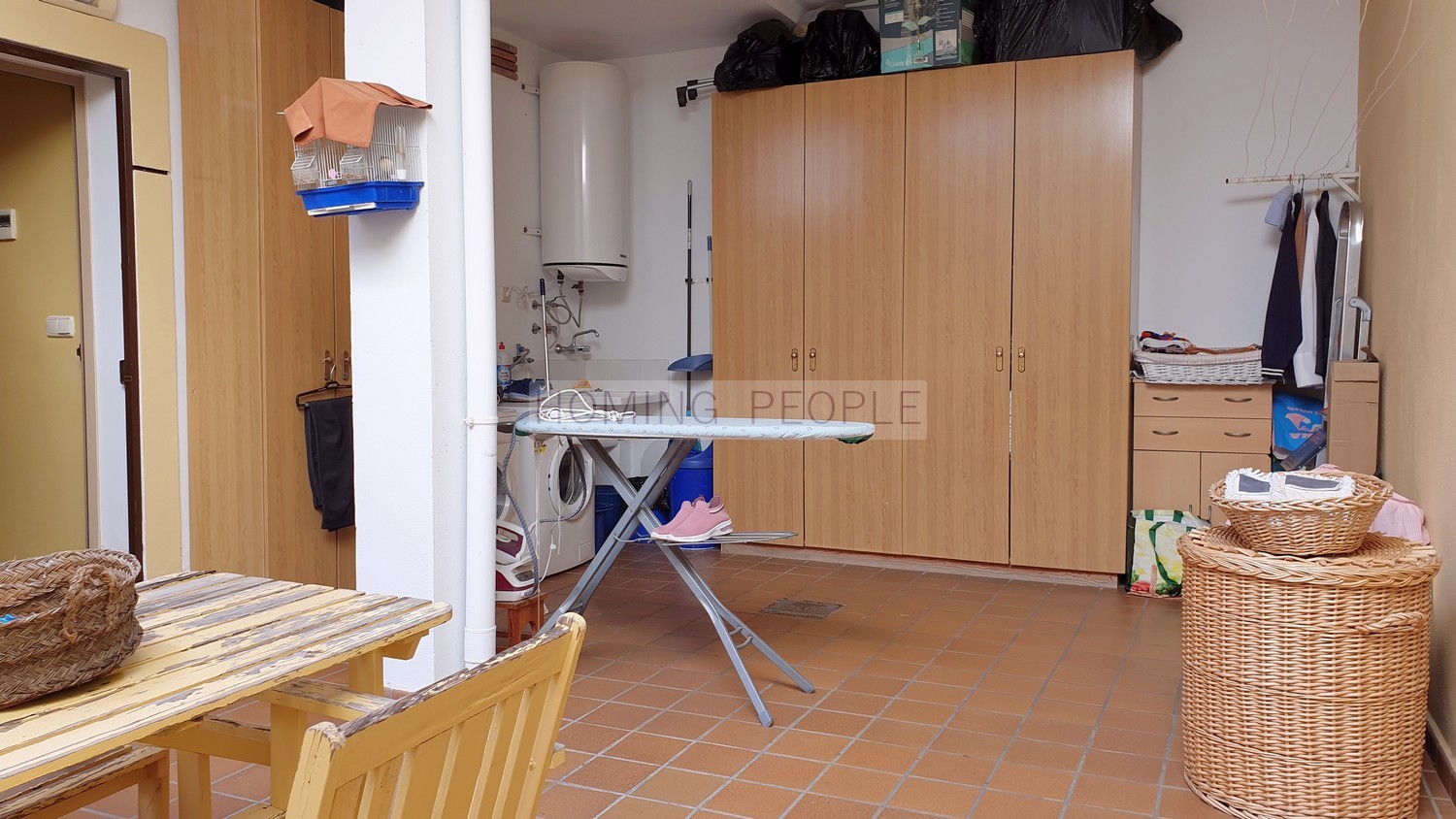 Maison jumelée de qualité avec piscine privée et garage, dans un quartier résidentiel à 5 minutes du centre-ville et des plages