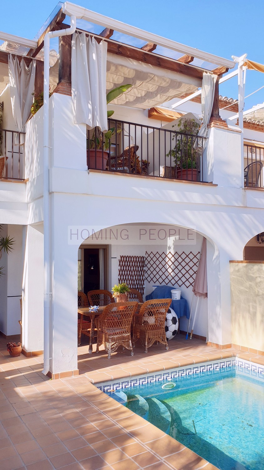 Maison jumelée de qualité avec piscine privée et garage, dans un quartier résidentiel à 5 minutes du centre-ville et des plages