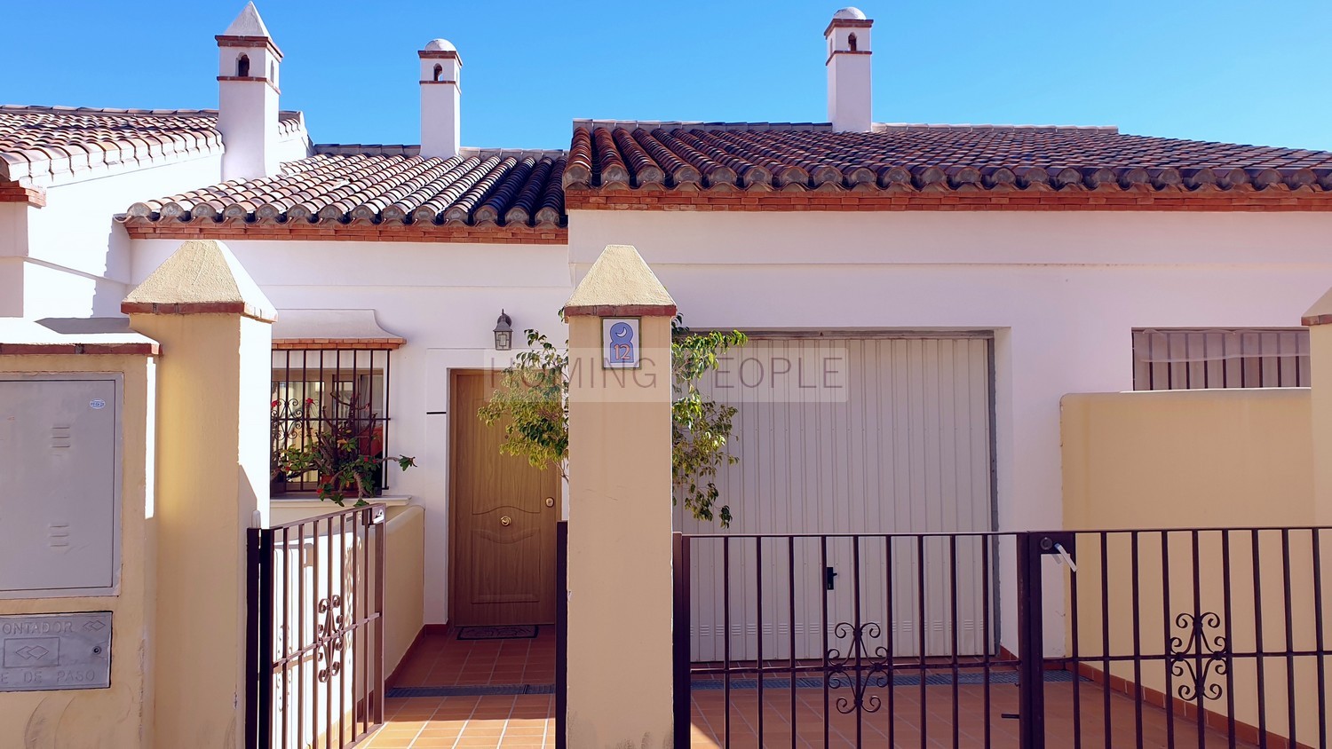 Maison jumelée de qualité avec piscine privée et garage, dans un quartier résidentiel à 5 minutes du centre-ville et des plages