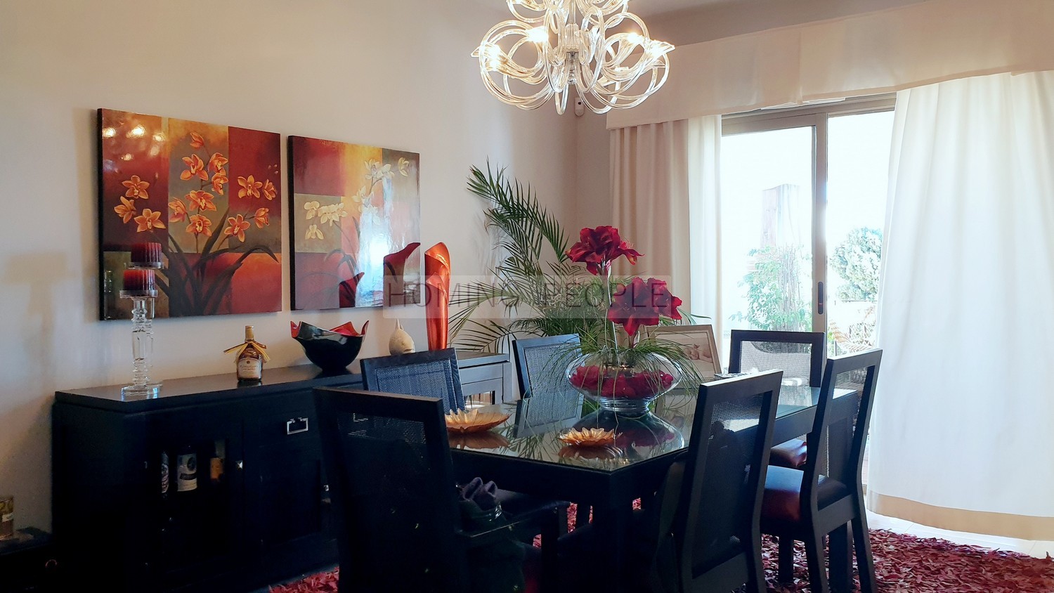 Maison jumelée de qualité avec piscine privée et garage, dans un quartier résidentiel à 5 minutes du centre-ville et des plages