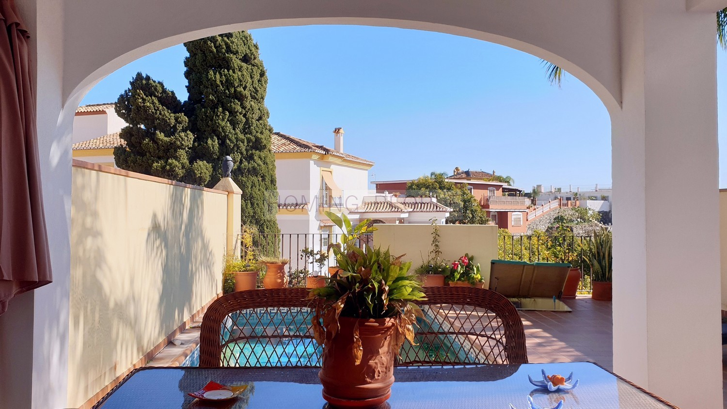 Maison jumelée de qualité avec piscine privée et garage, dans un quartier résidentiel à 5 minutes du centre-ville et des plages