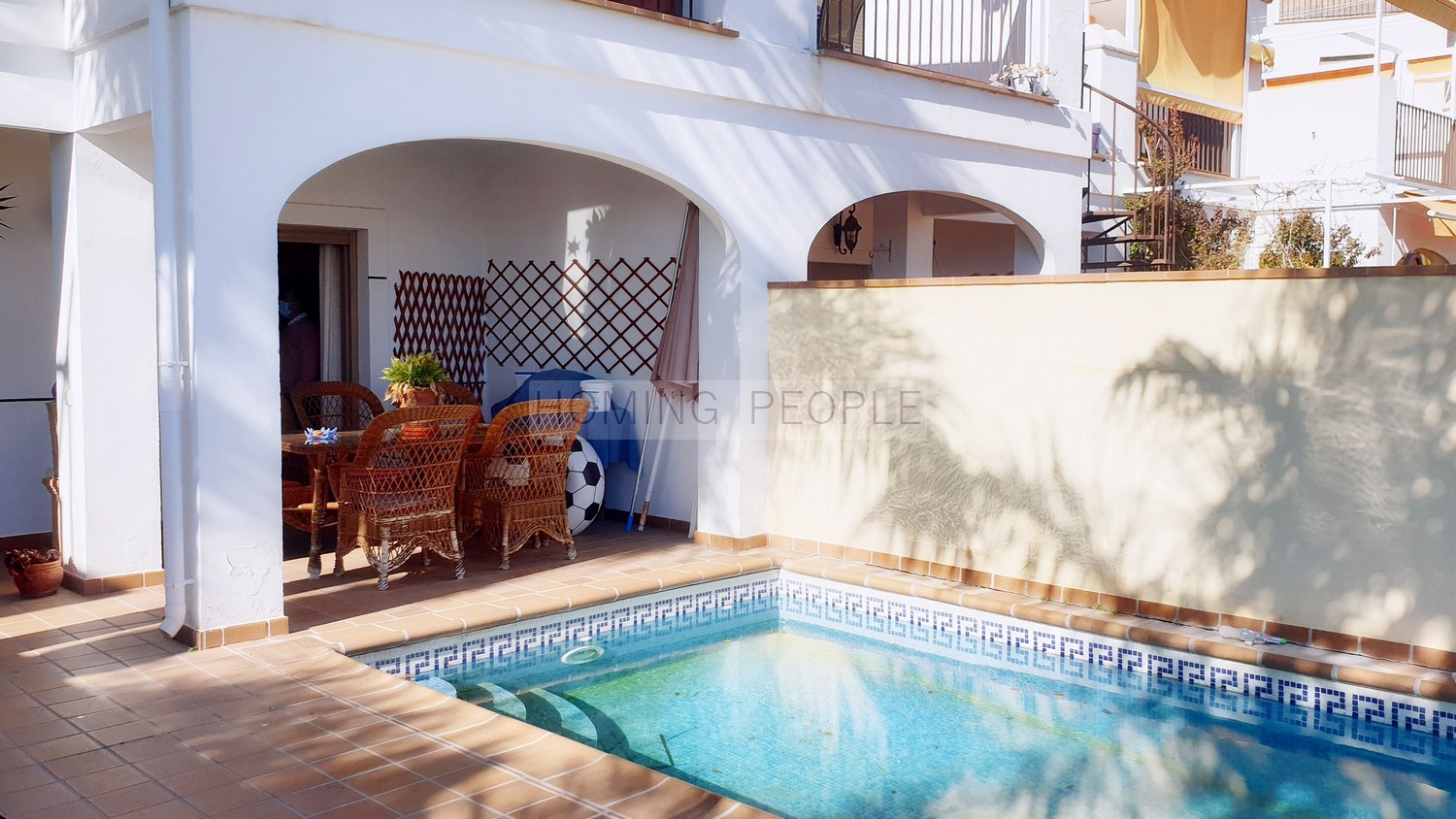 Maison jumelée de qualité avec piscine privée et garage, dans un quartier résidentiel à 5 minutes du centre-ville et des plages