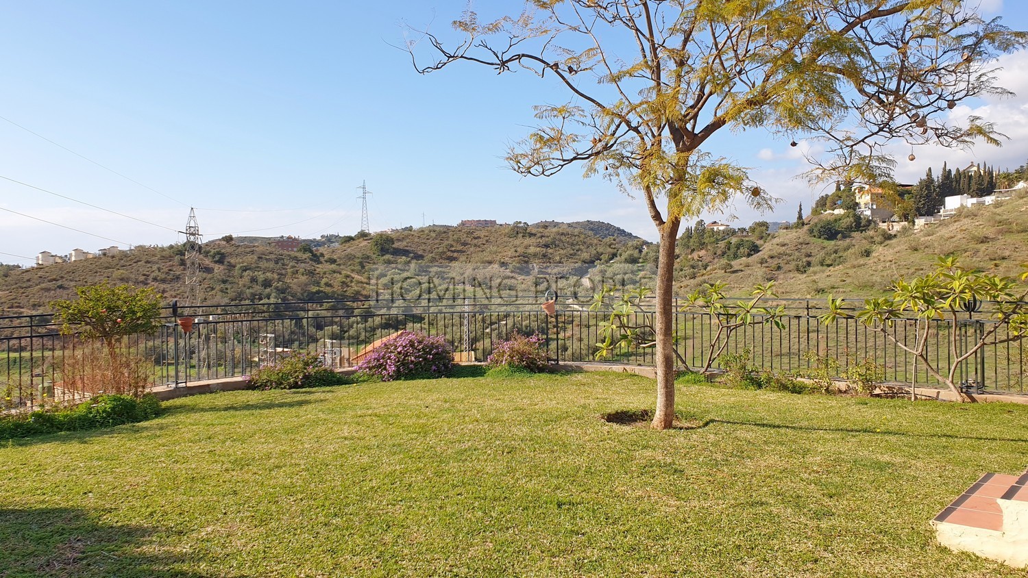 [NON DISPONIBLE] Grande villa en mi-mitoyenneté: Petit jardin, vues sur mer, piscine communautaire... et entouré d'un terrain de golf!