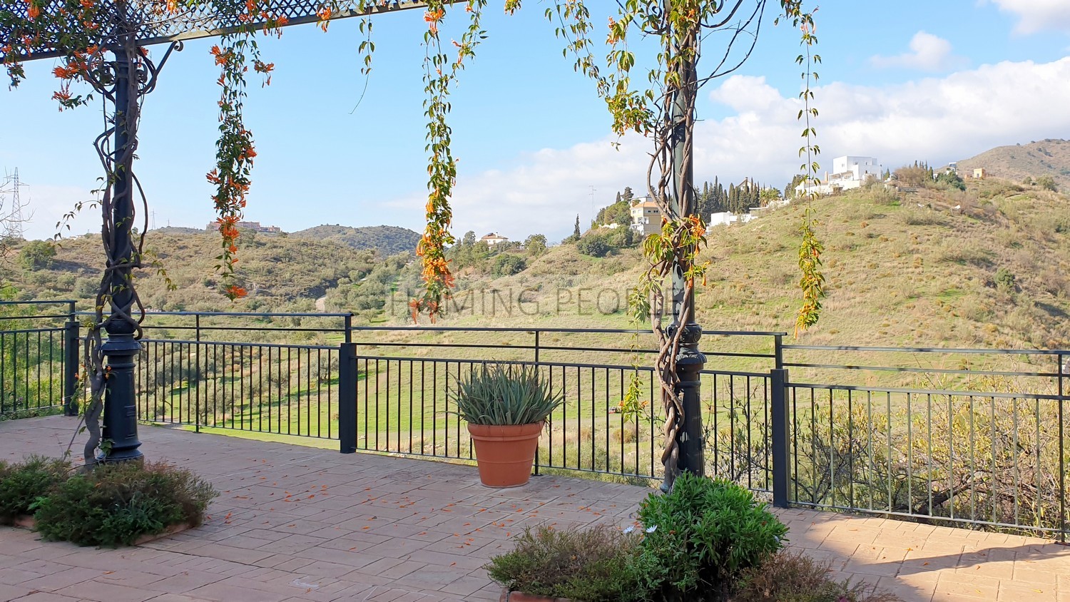 [NON DISPONIBLE] Grande villa en mi-mitoyenneté: Petit jardin, vues sur mer, piscine communautaire... et entouré d'un terrain de golf!
