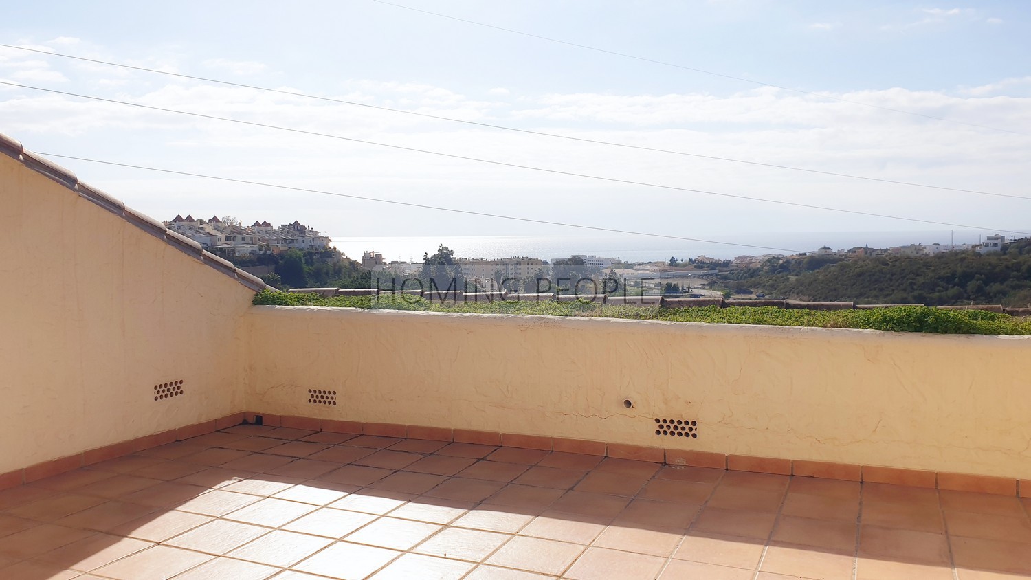 Great semi-detached villa: Small garden, sea views, communal pool... and a stroll away from the golf course !