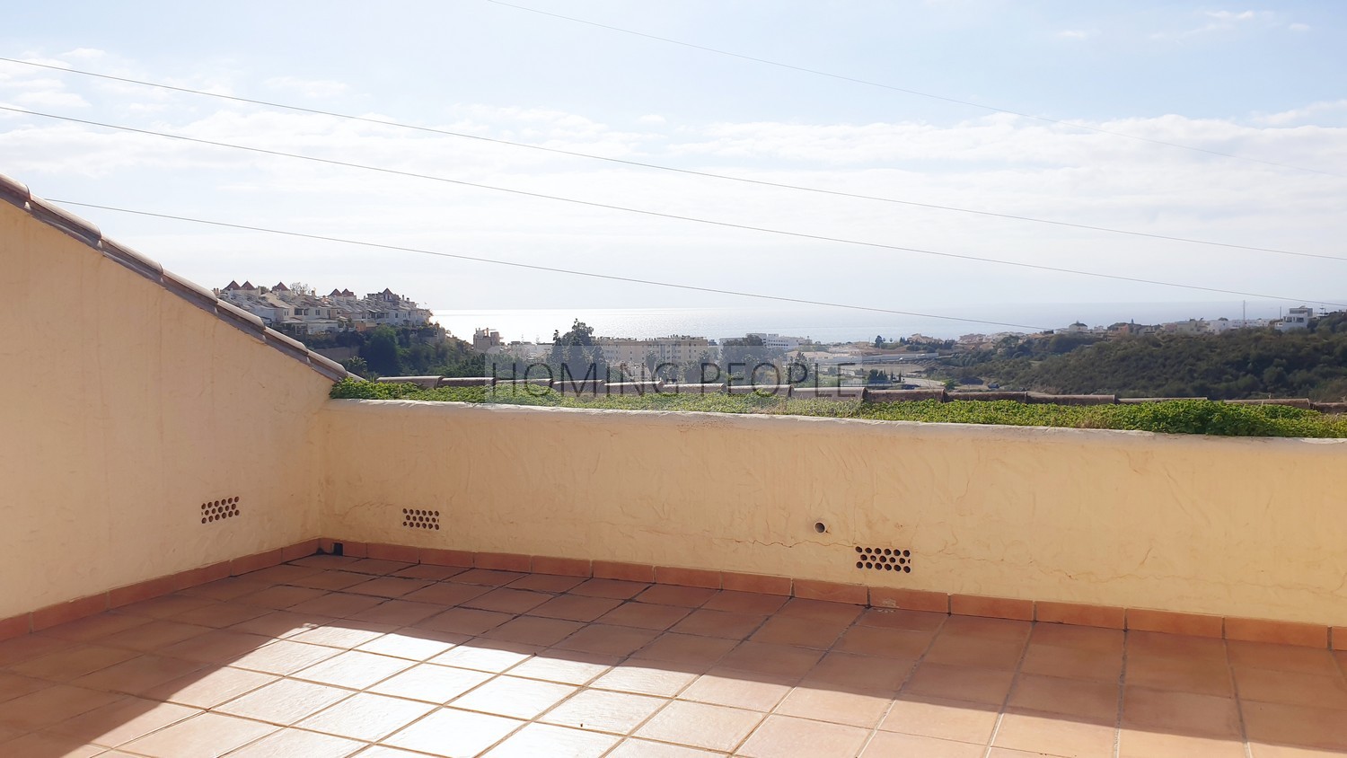 [NON DISPONIBLE] Grande villa en mi-mitoyenneté: Petit jardin, vues sur mer, piscine communautaire... et entouré d'un terrain de golf!