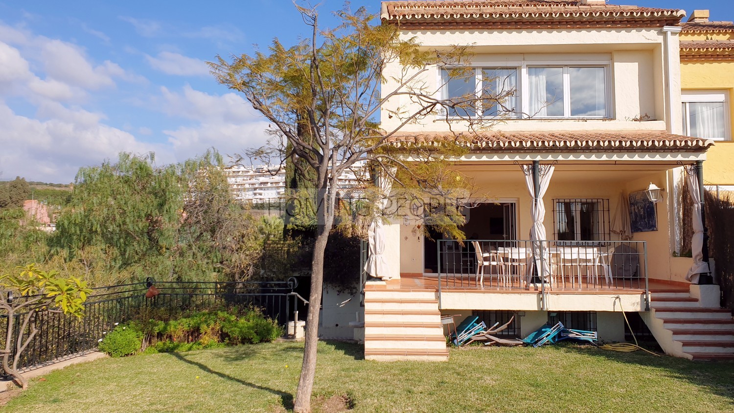 [NON DISPONIBLE] Grande villa en mi-mitoyenneté: Petit jardin, vues sur mer, piscine communautaire... et entouré d'un terrain de golf!