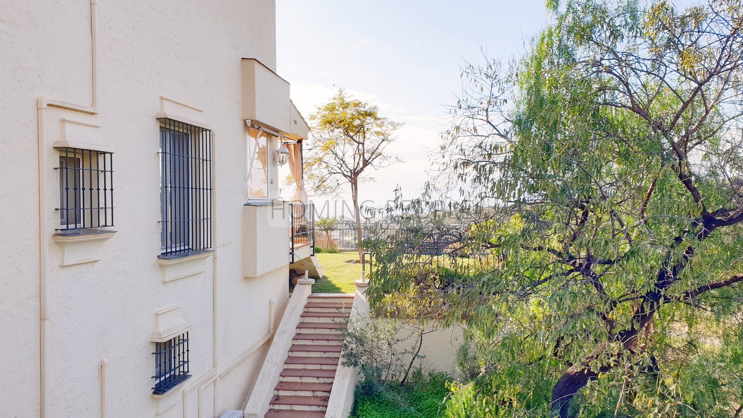 [NON DISPONIBLE] Grande villa en mi-mitoyenneté: Petit jardin, vues sur mer, piscine communautaire... et entouré d'un terrain de golf!