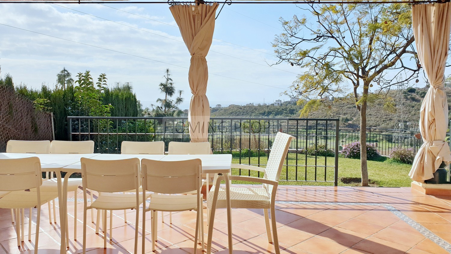 [NON DISPONIBLE] Grande villa en mi-mitoyenneté: Petit jardin, vues sur mer, piscine communautaire... et entouré d'un terrain de golf!