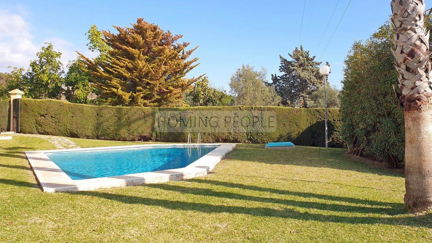 [NON DISPONIBLE] Grande villa en mi-mitoyenneté: Petit jardin, vues sur mer, piscine communautaire... et entouré d'un terrain de golf!