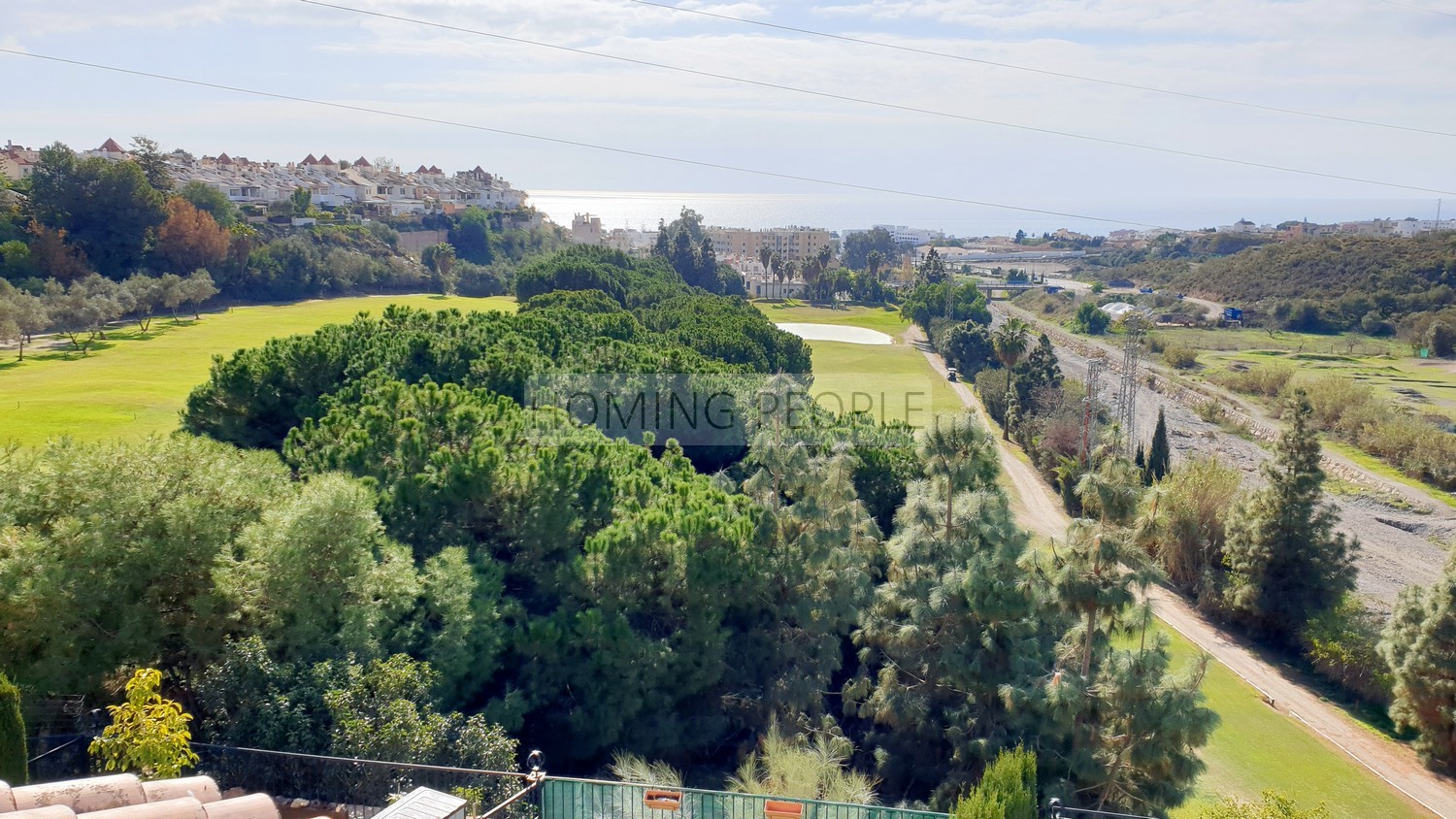 [NON DISPONIBLE] Grande villa en mi-mitoyenneté: Petit jardin, vues sur mer, piscine communautaire... et entouré d'un terrain de golf!