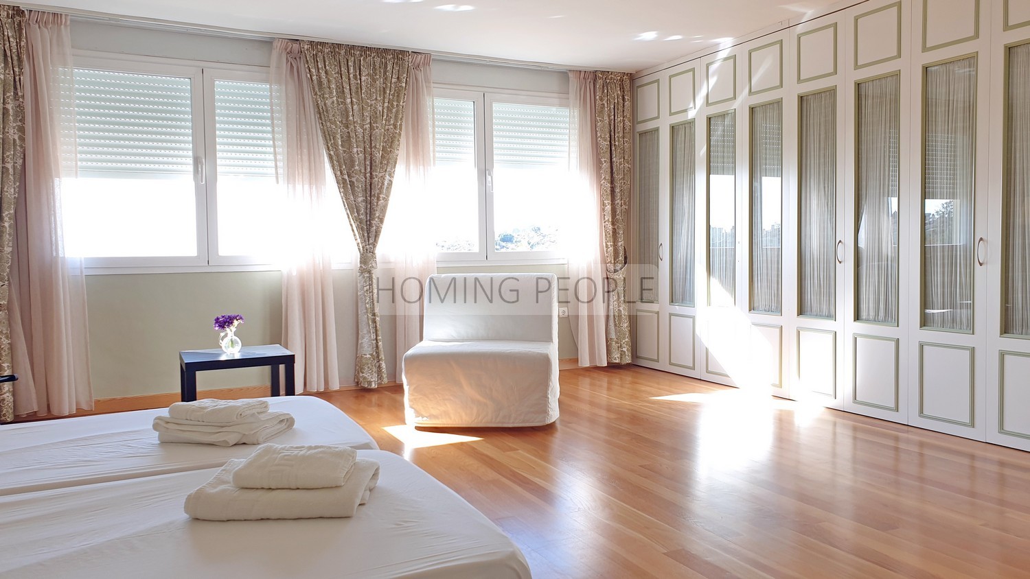 [NON DISPONIBLE] Grande villa en mi-mitoyenneté: Petit jardin, vues sur mer, piscine communautaire... et entouré d'un terrain de golf!