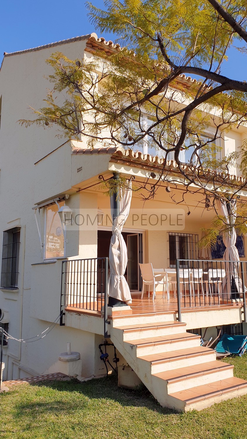 [NON DISPONIBLE] Grande villa en mi-mitoyenneté: Petit jardin, vues sur mer, piscine communautaire... et entouré d'un terrain de golf!