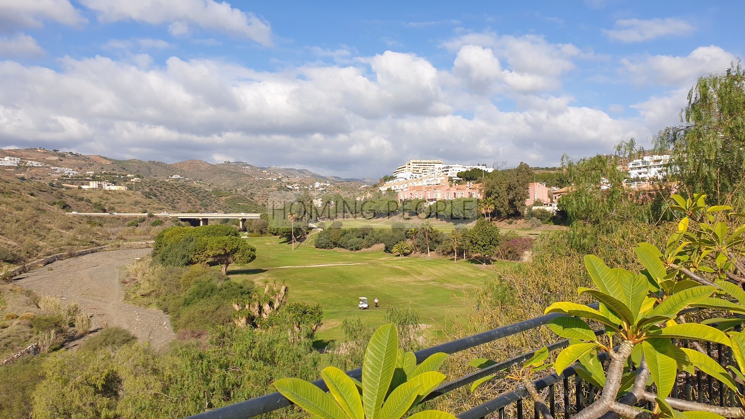 [NON DISPONIBLE] Grande villa en mi-mitoyenneté: Petit jardin, vues sur mer, piscine communautaire... et entouré d'un terrain de golf!
