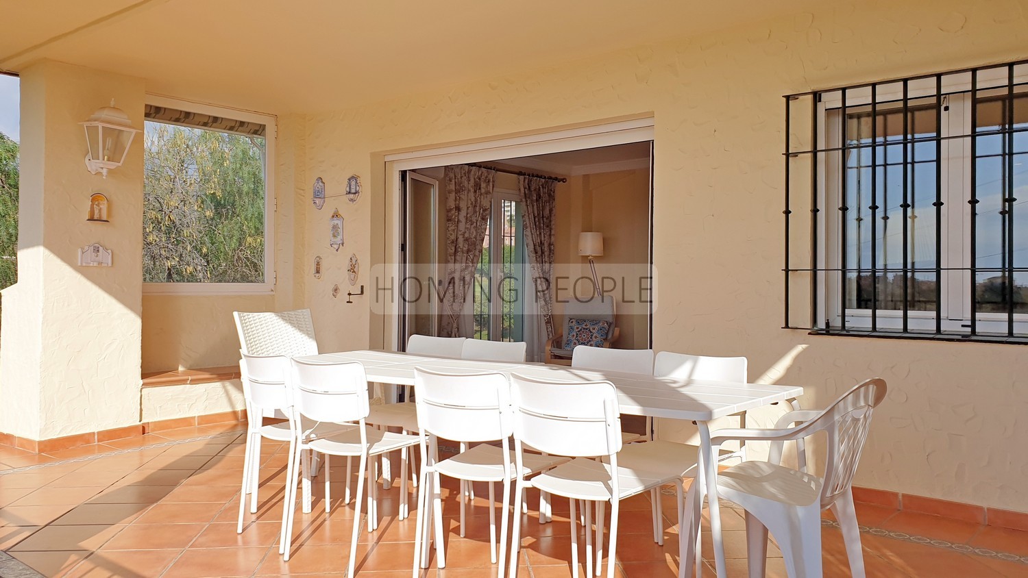 [NON DISPONIBLE] Grande villa en mi-mitoyenneté: Petit jardin, vues sur mer, piscine communautaire... et entouré d'un terrain de golf!
