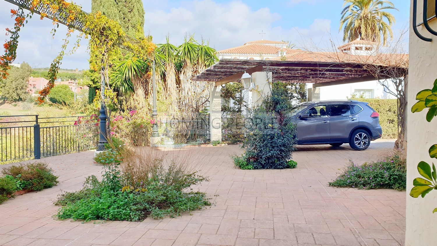 [NON DISPONIBLE] Grande villa en mi-mitoyenneté: Petit jardin, vues sur mer, piscine communautaire... et entouré d'un terrain de golf!