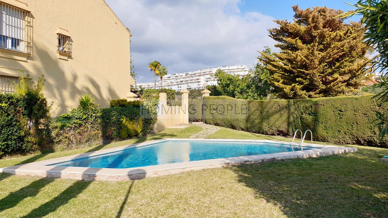 [NON DISPONIBLE] Grande villa en mi-mitoyenneté: Petit jardin, vues sur mer, piscine communautaire... et entouré d'un terrain de golf!