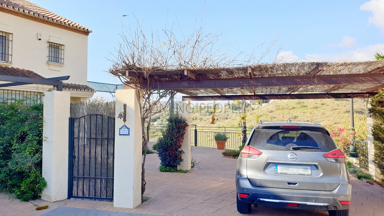 [NON DISPONIBLE] Grande villa en mi-mitoyenneté: Petit jardin, vues sur mer, piscine communautaire... et entouré d'un terrain de golf!
