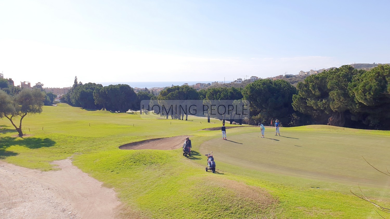 [NON DISPONIBLE] Grande villa en mi-mitoyenneté: Petit jardin, vues sur mer, piscine communautaire... et entouré d'un terrain de golf!
