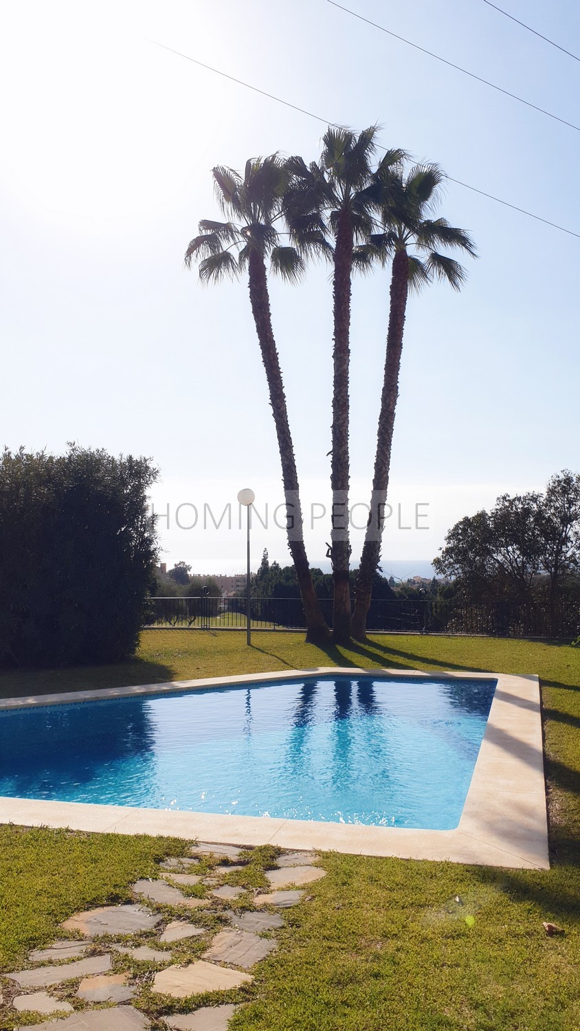 [NON DISPONIBLE] Grande villa en mi-mitoyenneté: Petit jardin, vues sur mer, piscine communautaire... et entouré d'un terrain de golf!