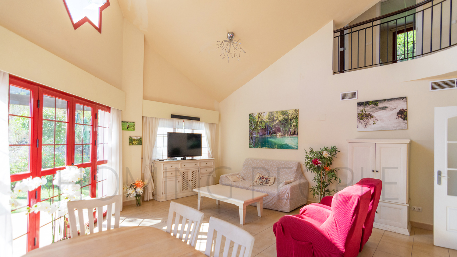 Une mignonne villa entourée de jardins avec vue latérale sur la mer